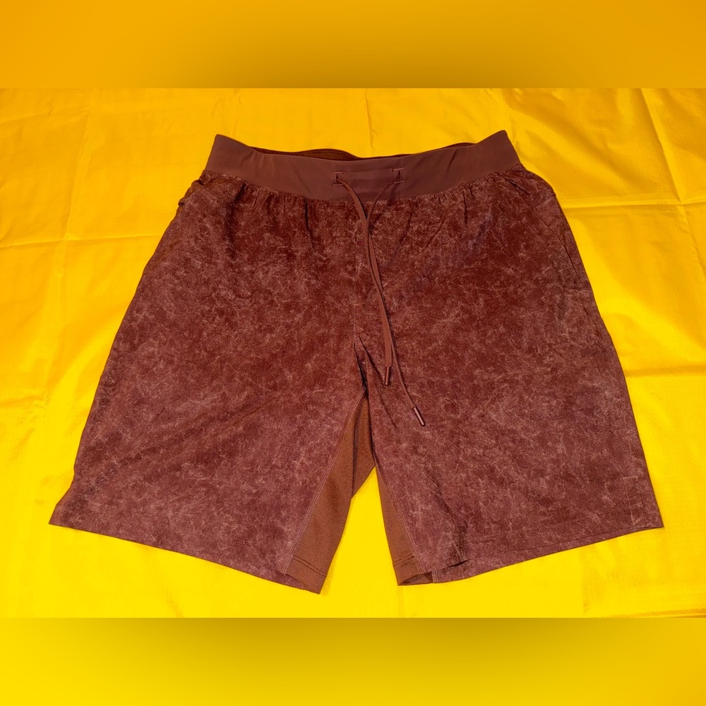 Lululemon Hot spiked Chocolate Lined“The short” 9”.(Excellent condition) Large.